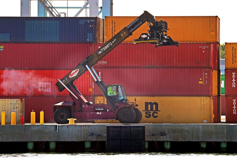  Dockworkers union, port companies reach tentative 6-year deal