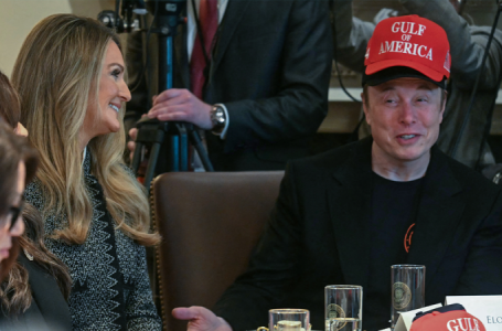 Elon Musk receives applause from Cabinet as he begins planned departure from DOGE role