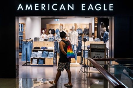 American Eagle shares plunge 17% after it withdraws guidance, writes off $75 million in inventory