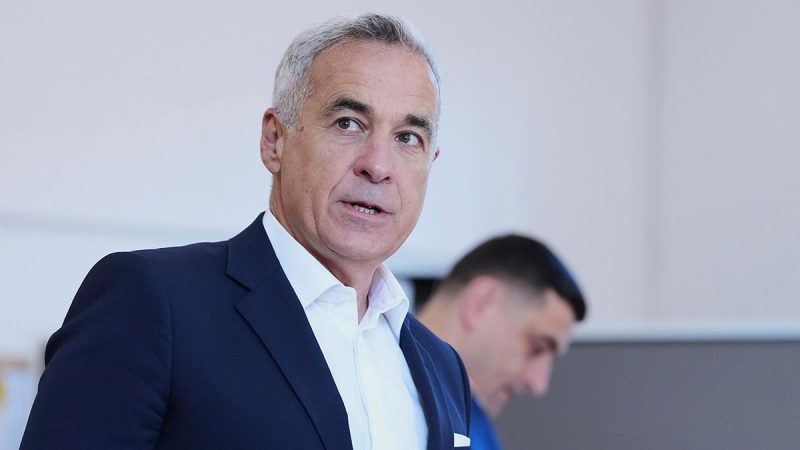  Romanian populist who ran for president before election was annulled steps away from politics