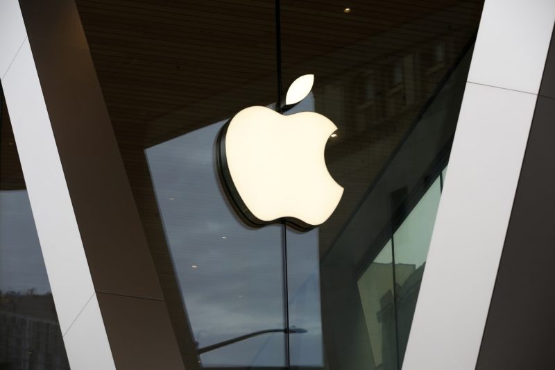  Apple sued by shareholders who allege it overstated AI progress