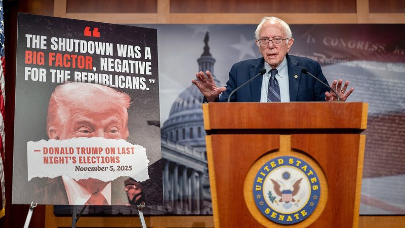  Bernie Sanders crashes Schumer news conference, criticizes Democratic Party leadership