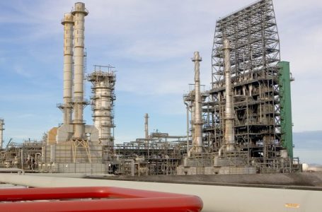 Warren launches probe into major banks over Trump Venezuela oil sales