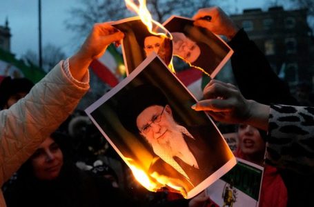Trump threatens Iran with crushing response as Tehran denies halting protest executions