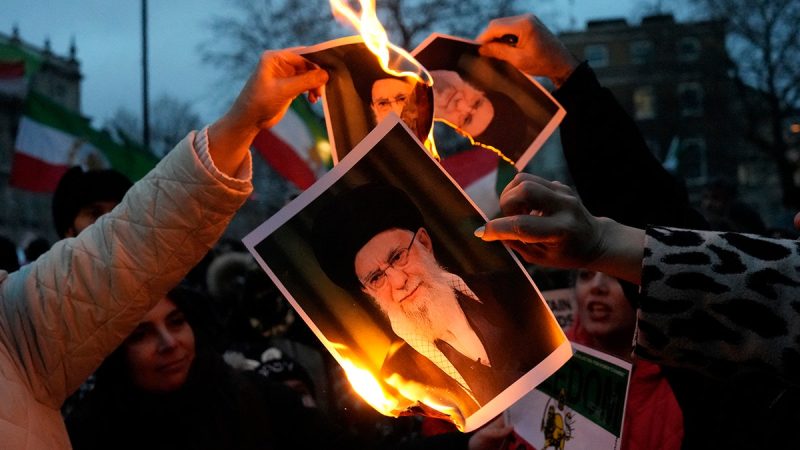  Trump threatens Iran with crushing response as Tehran denies halting protest executions
