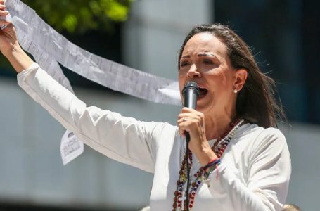 Venezuelan opposition leader María Corina Machado presents Nobel medal to Trump despite institute ban