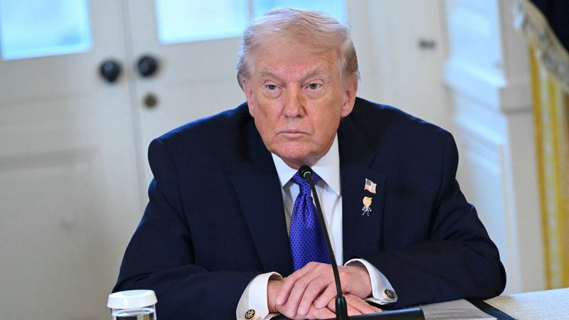  Trump wears ‘happy Trump’ pin alongside American flag during White House oil executive meeting