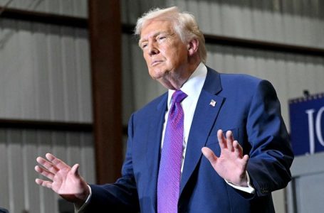 Trump announces 10% global tariff, criticizes Supreme Court justices