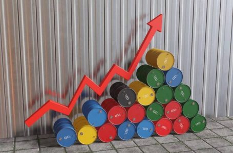 Oil Tops US$100 as Iran Conflict Threatens Strait of Hormuz Supply Route