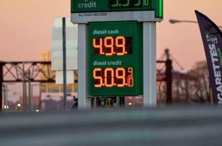 Average U.S. gas price hits $4 for the first time since 2022